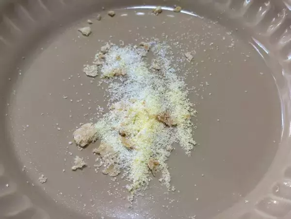 「ミスド新作「サクぽふん」を食べてみた　軽やか食感に驚き、ただし“粉落ち”に注意」の画像