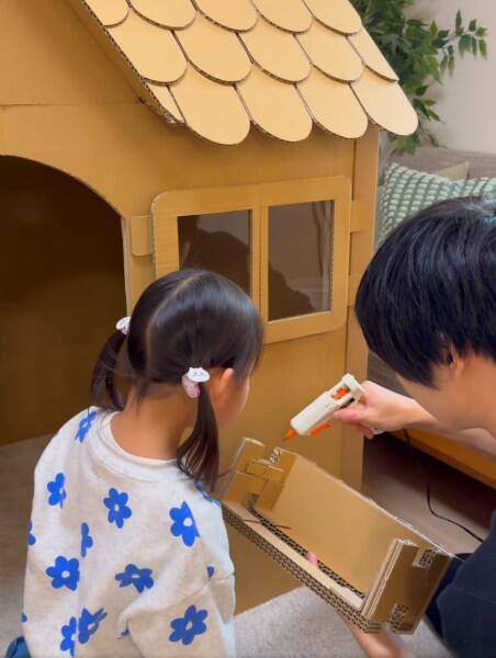 廃棄するダンボールをパパが本気で加工　完成したダンボールハウスのクオリティが高すぎる