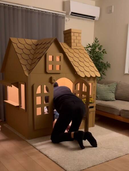 廃棄するダンボールをパパが本気で加工　完成したダンボールハウスのクオリティが高すぎる