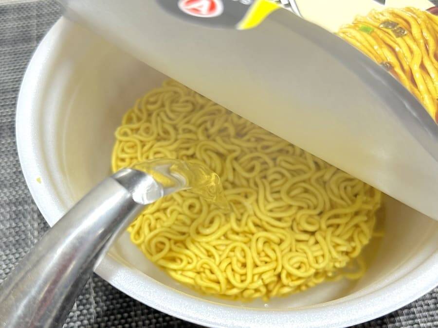 麺にとろみがある……？賛否両論のエースコック「昆布水風まぜそば」が知らない味すぎた