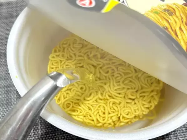 「麺にとろみがある……？賛否両論のエースコック「昆布水風まぜそば」が知らない味すぎた」の画像