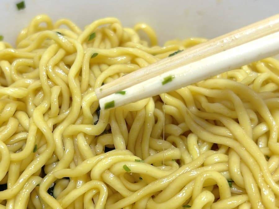 麺にとろみがある……？賛否両論のエースコック「昆布水風まぜそば」が知らない味すぎた
