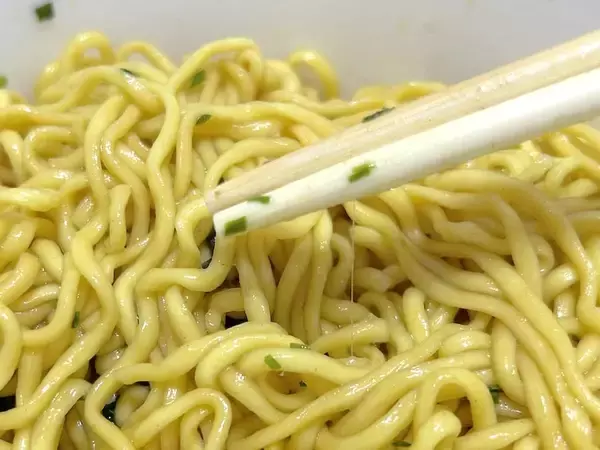 「麺にとろみがある……？賛否両論のエースコック「昆布水風まぜそば」が知らない味すぎた」の画像