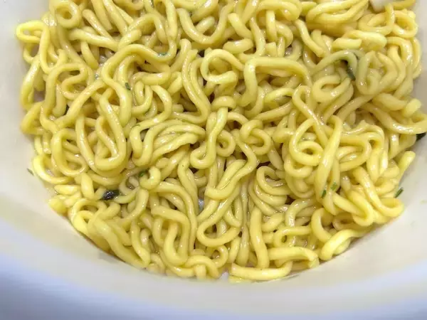 「麺にとろみがある……？賛否両論のエースコック「昆布水風まぜそば」が知らない味すぎた」の画像