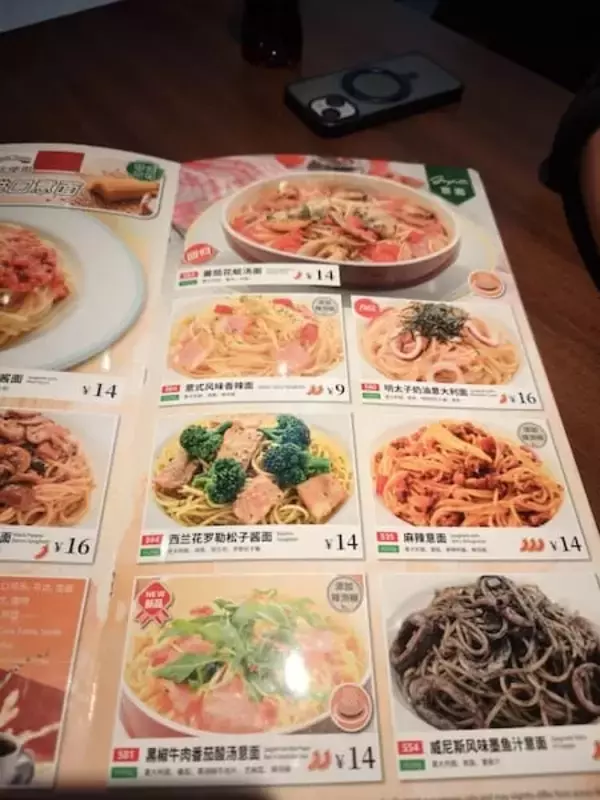 「「上海のサイゼ安すぎ」日本人なら一瞬ぎょっとするメニュー表が話題」の画像