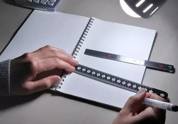 光を吸い込む「漆黒の定規」　目盛りの白飛び問題を解決する「無反射定規」発売