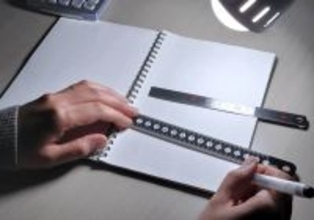 光を吸い込む「漆黒の定規」　目盛りの白飛び問題を解決する「無反射定規」発売
