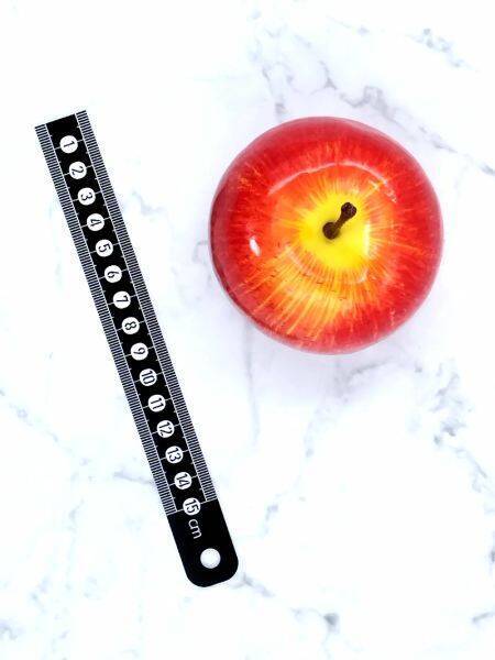 光を吸い込む「漆黒の定規」　目盛りの白飛び問題を解決する「無反射定規」発売