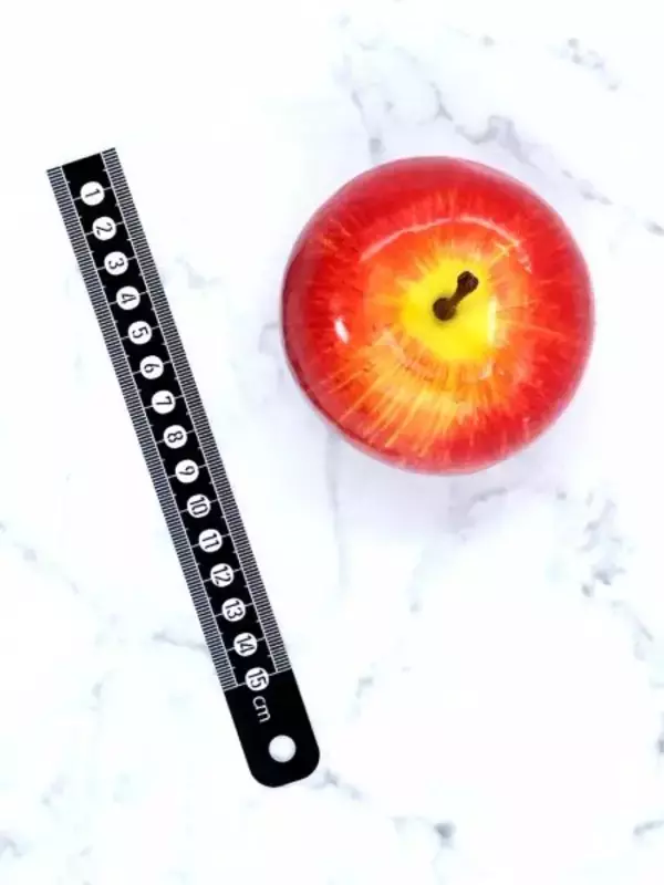 「光を吸い込む「漆黒の定規」　目盛りの白飛び問題を解決する「無反射定規」発売」の画像