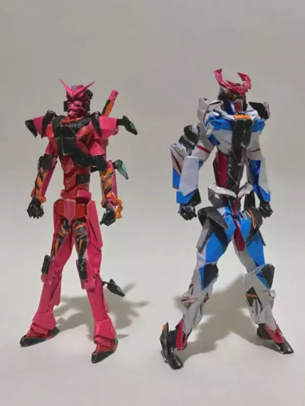 「折り紙限界突破！ジークアクスの「赤いガンダム」を徹底再現するツワモノ現る」の画像