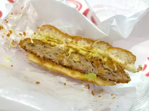 「デッッッカ！ドムドム新作「わんぱくメンチカツバーガー」驚異の21cmカツでわんぱくしてきた」の画像