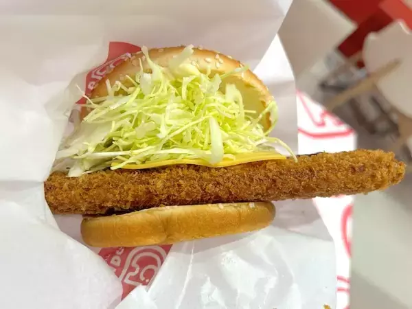 「デッッッカ！ドムドム新作「わんぱくメンチカツバーガー」驚異の21cmカツでわんぱくしてきた」の画像