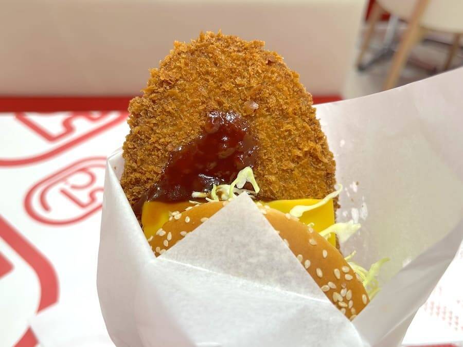 デッッッカ！ドムドム新作「わんぱくメンチカツバーガー」驚異の21cmカツでわんぱくしてきた