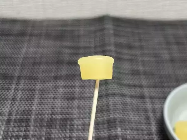 「明治「超バニラ味グミ」がSNSで賛否　“否”の声、その原因は？」の画像