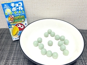 え、青い、チョコボール……？　期間限定の「パチパチソーダ味」を食べてみた