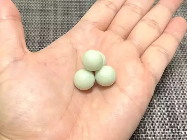 「え、青い、チョコボール……？　期間限定の「パチパチソーダ味」を食べてみた」の画像