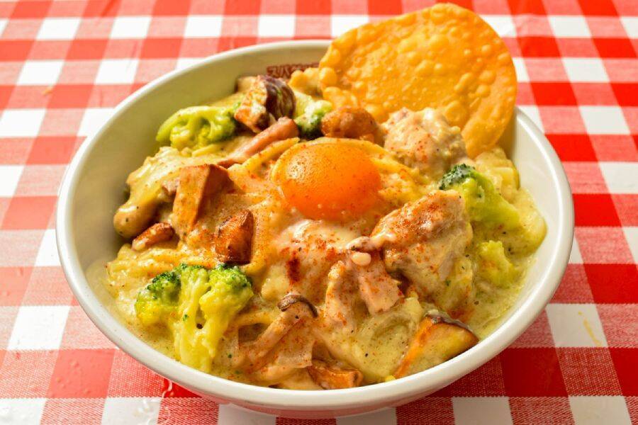 大は総重量1kg超！パンチョから「白ナポ」を魔改造した「シュクメルリ風パスタ」が登場