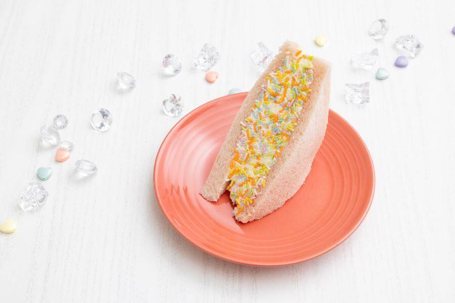 セブン新作は「カラーチョコ＆ホイップサンド」　テスト販売でバズった商品を全国発売