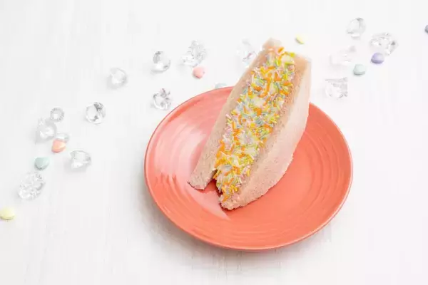 「セブン新作は「カラーチョコ＆ホイップサンド」　テスト販売でバズった商品を全国発売」の画像