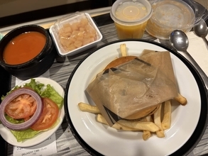 これぞアメリカ！産院の夕食で提供された“産後バーガー”が話題