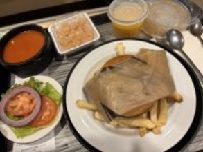 これぞアメリカ！産院の夕食で提供された“産後バーガー”が話題