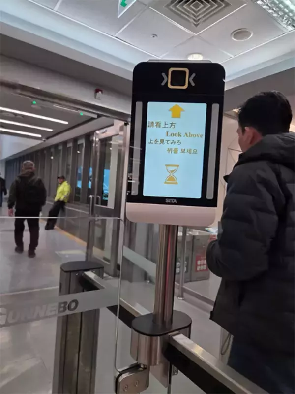 「上を見てみろ」台湾の空港の“挑発的な顔認証”がSNSで話題