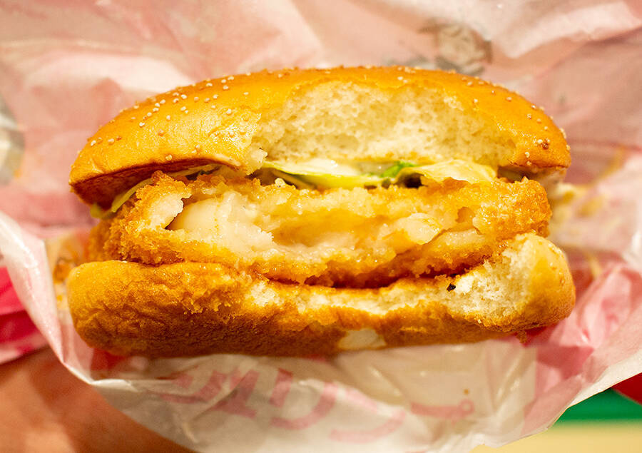 マクドナルド、魔女のお届けもの「ヨーロッパバーガーズ」3商品が登場　発表会では長濱ねるキキと槙野智章ジジが「お届け」披露