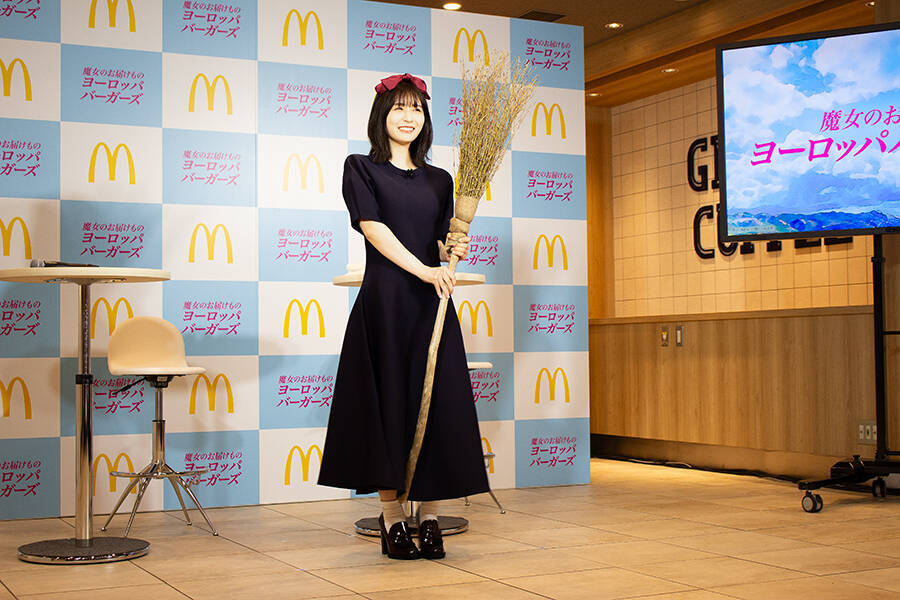 マクドナルド、魔女のお届けもの「ヨーロッパバーガーズ」3商品が登場　発表会では長濱ねるキキと槙野智章ジジが「お届け」披露