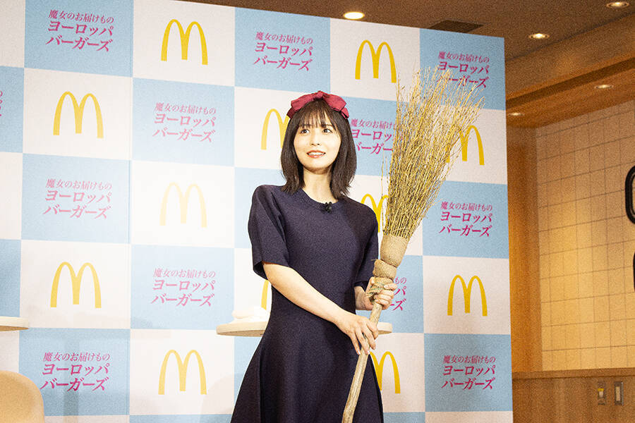 マクドナルド、魔女のお届けもの「ヨーロッパバーガーズ」3商品が登場　発表会では長濱ねるキキと槙野智章ジジが「お届け」披露