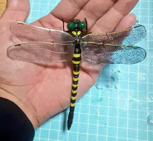 「オニヤンマ型ハチよけグッズを魔改造　羽がデスティニーガンダム仕様に」の画像