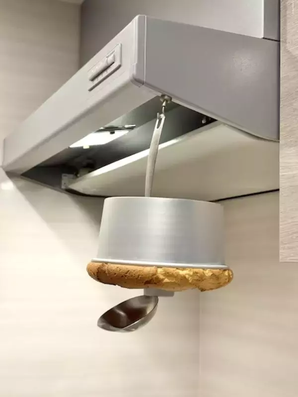 シフォンケーキが宙吊り！トリッキーかつ画期的な製作過程に15万いいね