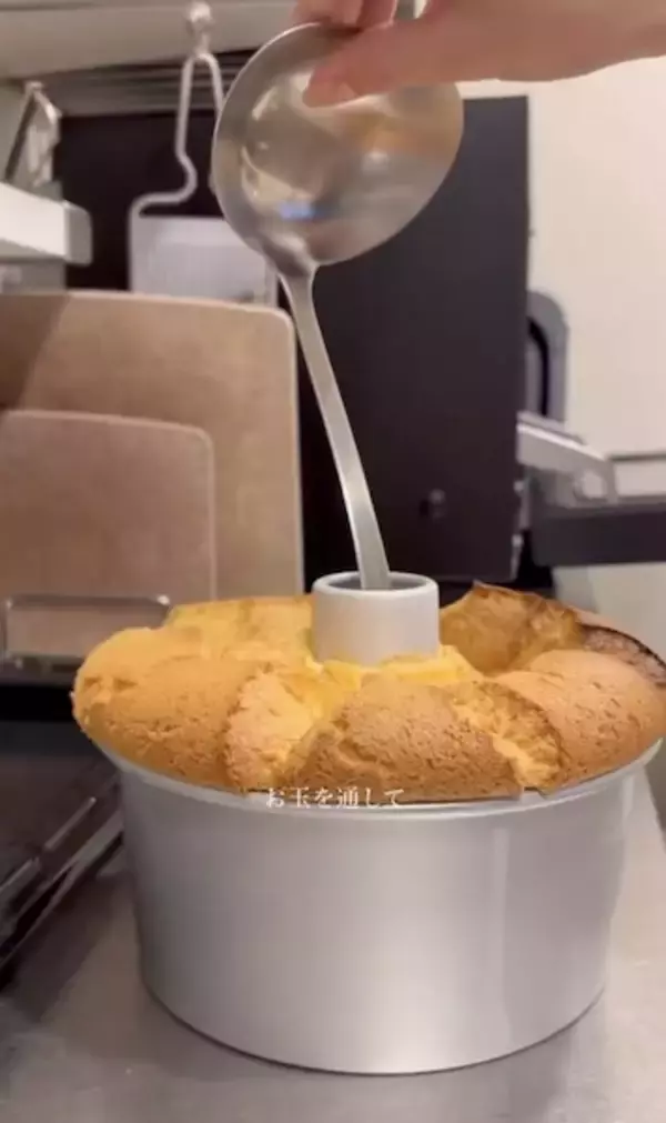 「シフォンケーキが宙吊り！トリッキーかつ画期的な製作過程に15万いいね」の画像