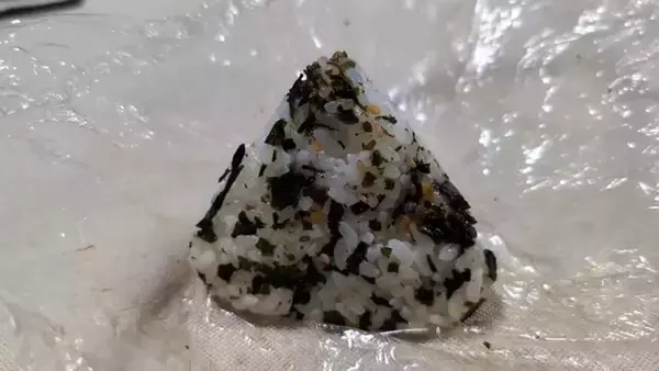 「彼女に煽られて作った“三角のおにぎり”が話題　見事な三角錐に「むしろ器用なのでは」」の画像