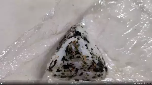 「彼女に煽られて作った“三角のおにぎり”が話題　見事な三角錐に「むしろ器用なのでは」」の画像