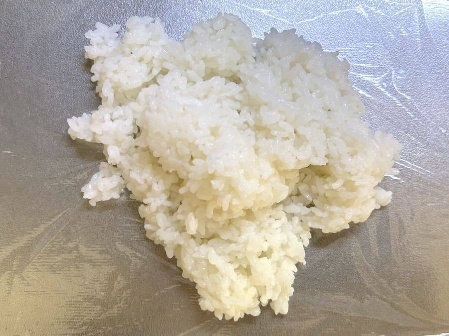 彼女に煽られて作った“三角のおにぎり”が話題　見事な三角錐に「むしろ器用なのでは」