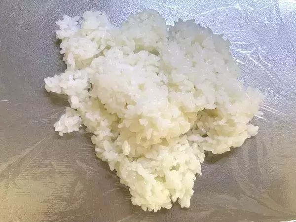 「彼女に煽られて作った“三角のおにぎり”が話題　見事な三角錐に「むしろ器用なのでは」」の画像