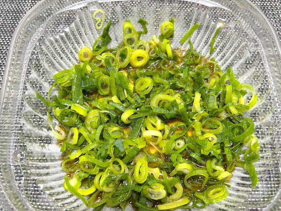 ネギでうどんが見えねえ……ドンキの“偏愛うどん”がやりすぎな件