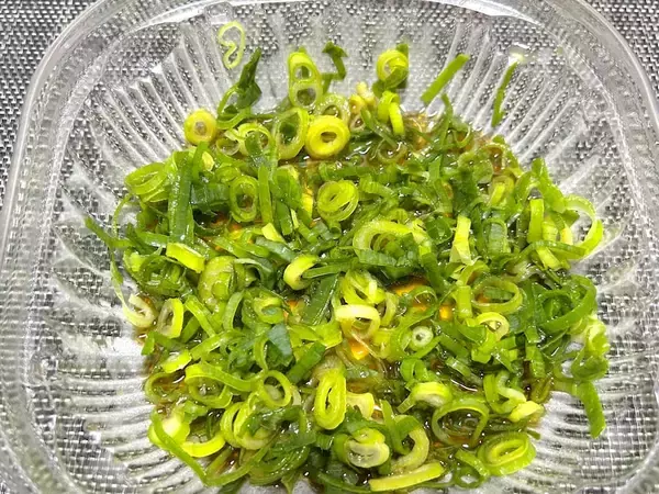 「ネギでうどんが見えねえ……ドンキの“偏愛うどん”がやりすぎな件」の画像