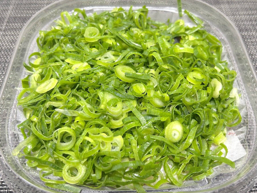 ネギでうどんが見えねえ……ドンキの“偏愛うどん”がやりすぎな件