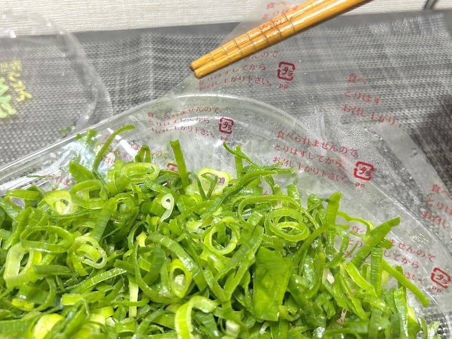 ネギでうどんが見えねえ……ドンキの“偏愛うどん”がやりすぎな件