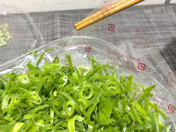 「ネギでうどんが見えねえ……ドンキの“偏愛うどん”がやりすぎな件」の画像