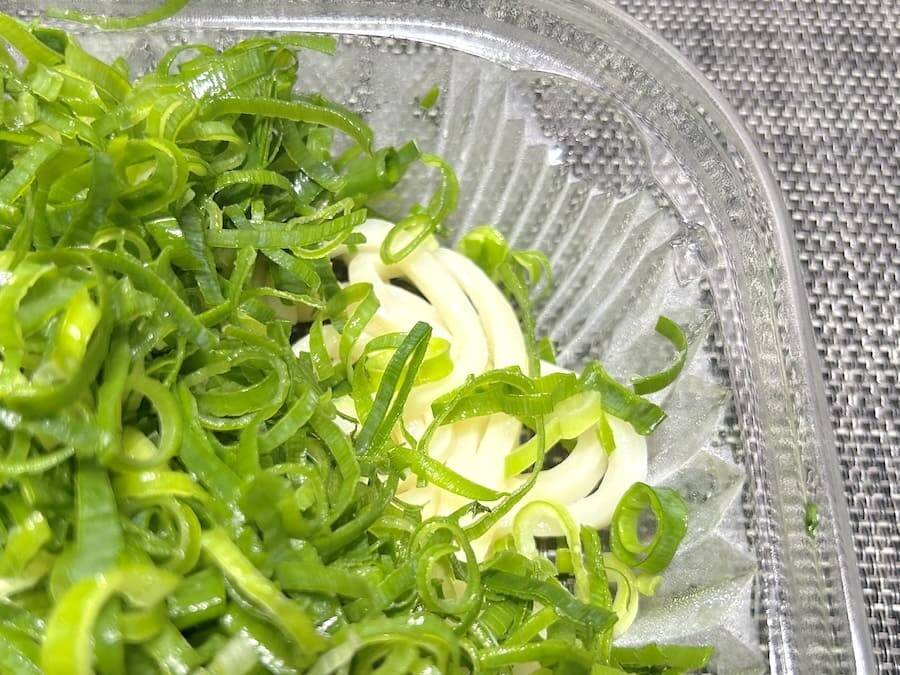 ネギでうどんが見えねえ……ドンキの“偏愛うどん”がやりすぎな件