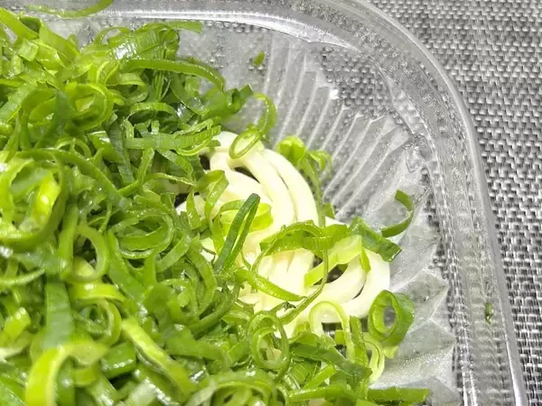 「ネギでうどんが見えねえ……ドンキの“偏愛うどん”がやりすぎな件」の画像