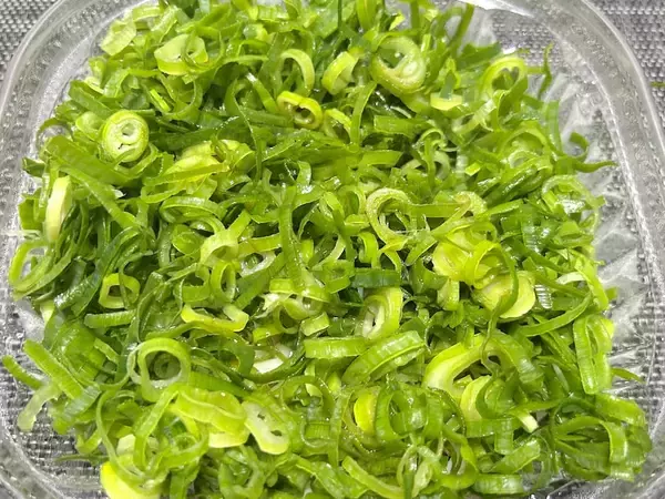 「ネギでうどんが見えねえ……ドンキの“偏愛うどん”がやりすぎな件」の画像