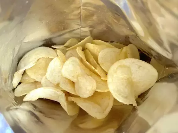 「ウェルシア限定「チー牛ポテチ」が謎すぎる　公式が見つからない新商品を食べてみた」の画像