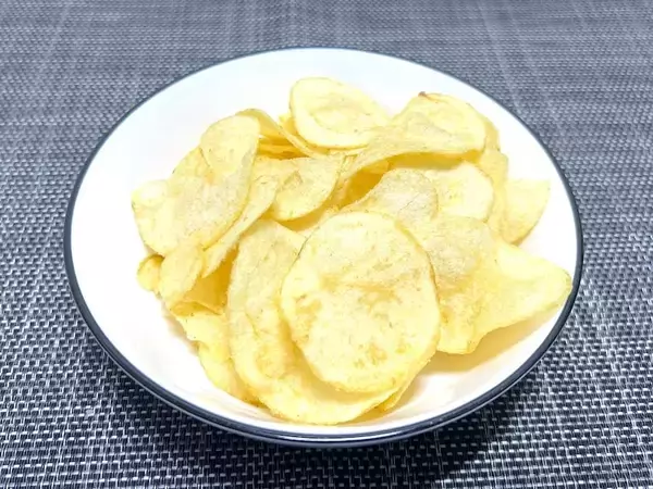 「ウェルシア限定「チー牛ポテチ」が謎すぎる　公式が見つからない新商品を食べてみた」の画像