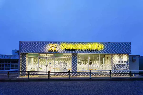 「ゲーム世界をイメージしたドット絵画風店舗の「つけめん かいしんのいちげき！」沖縄に誕生」の画像