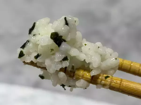 「お湯だけでご飯ができるってマジ？　日清「ふっくら釜炊き ごはん」を半信半疑で試した結果」の画像