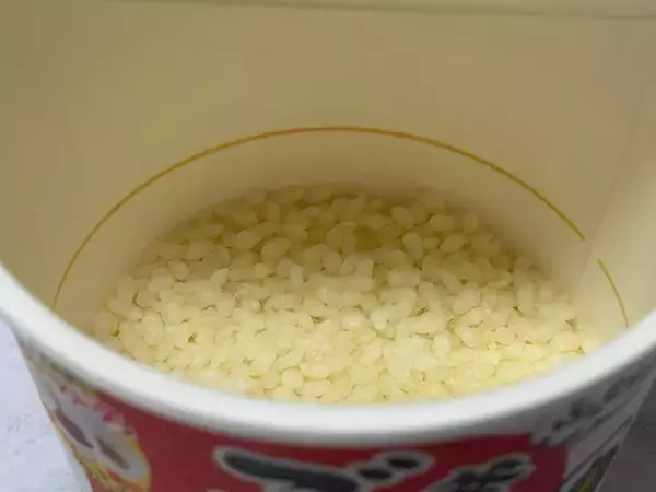 「お湯だけでご飯ができるってマジ？　日清「ふっくら釜炊き ごはん」を半信半疑で試した結果」の画像