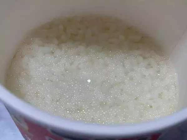 「お湯だけでご飯ができるってマジ？　日清「ふっくら釜炊き ごはん」を半信半疑で試した結果」の画像